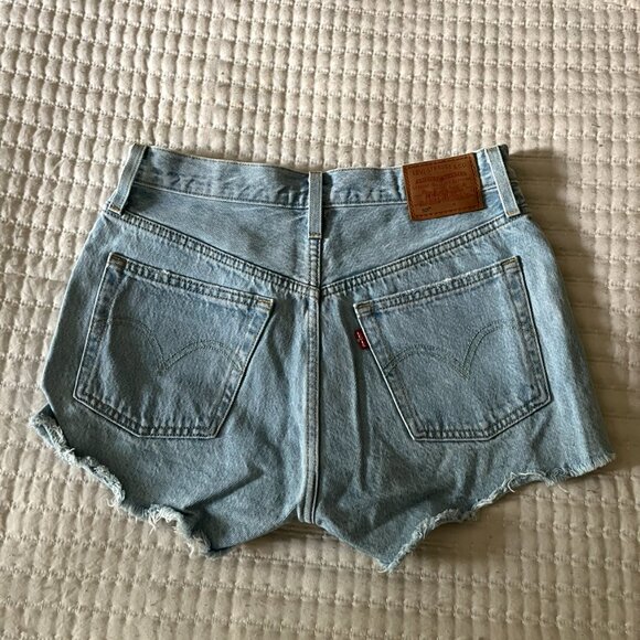 Levi's 501 Shorts - Picture 2 of 4